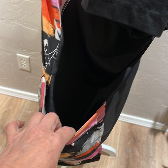 While cross fit XXL scrub top black and orange - Picture 3 of 3